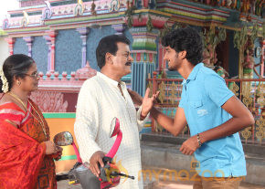 Vadakkum Therkum Movie Stills 