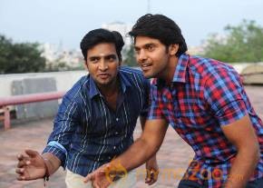 Vasuvum Saravananum Onna Padichavanga Tamil Movie Stills photo 19