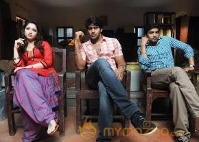 Vasuvum Saravananum Onna Padichavanga Tamil Movie Stills photo 24