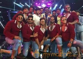 Megastar Chiranjeevi's Latest Photos From Khaidi No 150 sets photo 5