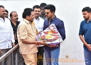 Ramcharan Latest Stills With Fans photo 19