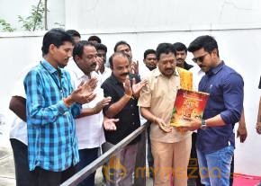 Ramcharan Latest Stills With Fans photo 2