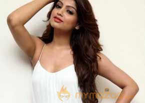 Akanksha Puri White Dress Pics photo 4