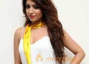 Akanksha Puri White Dress Pics photo 5