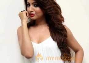 Akanksha Puri White Dress Pics photo 2