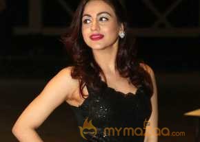 Aksha Pardasany New Pics photo 5