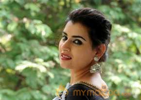 Archana Beautiful Black And White Saree Pics photo 4