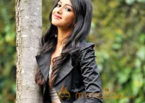 Catherine Tresa In Tight Jeans photo 3