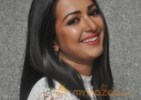 Catherine Tresa Stills photo 15
