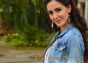 Farah Karimi New Stills photo 11