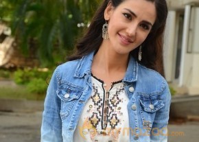 Farah Karimi New Stills photo 12