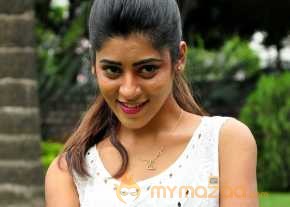 Gayathri Gupta Photoshoot photo 8