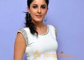  Isha Talwar 