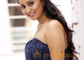Ishika Singh Latest Pics photo 7
