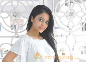 Janani Iyer photo 4