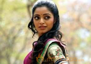 Janani Iyer photo 7