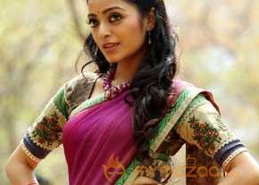 Janani Iyer photo 3