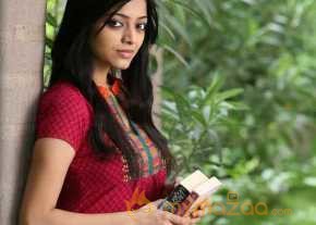 Janani Iyer photo 9