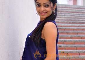 Janani Iyer photo 10