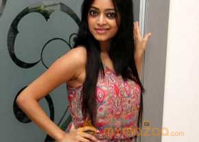 Janani Iyer photo 2