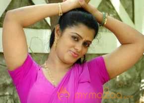 Kalla Chavi Varsha Pink Saree Photoshoot photo 3