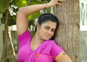 Kalla Chavi Varsha Pink Saree Photoshoot photo 7
