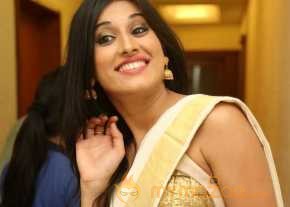 Kratee Beautiful White Saree Pics photo 7