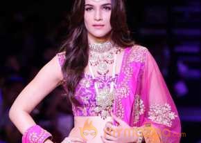  Kriti Sanon IIJW 2015 Ramp Walk Stills  photo 4
