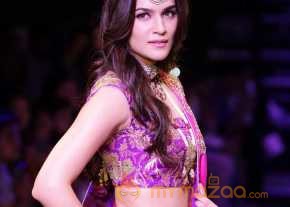 Kriti Sanon IIJW 2015 Ramp Walk Stills