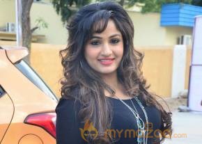 Madhavi Latha Latest Pics  photo 11