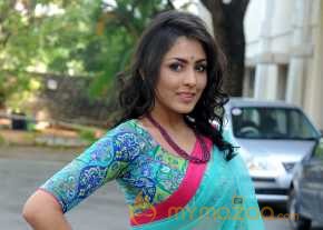  Madhu Shalini In Half Saree Photos  photo 4