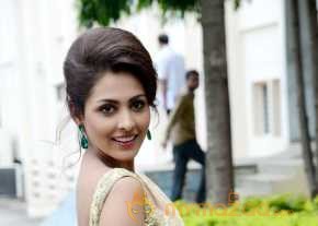 Madhu Shalini Photoshoot At Cheekati Rajyam Trailer Launch photo 5