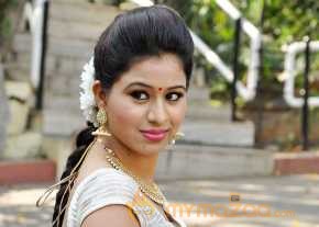 Manali Rathod Glamorous Pics photo 12