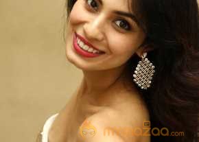 Manisha Kelkar Strapless Short Gold Dress Pics photo 4