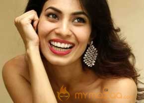 Manisha Kelkar Strapless Short Gold Dress Pics photo 3