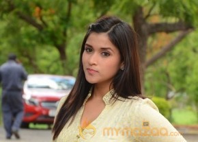 Mannara Chopra Photo Gallery photo 32