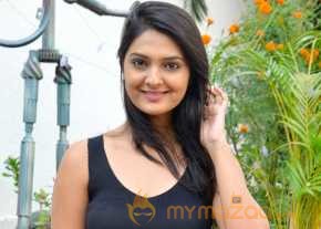 Neha Deshpande Photoshoot At Ikat Pochampally photo 7