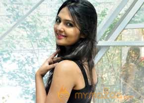 Neha Deshpande Photoshoot At Ikat Pochampally photo 16