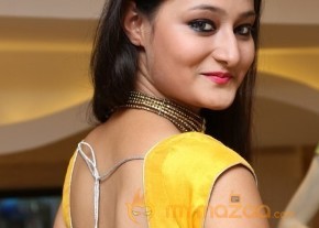Nilofer Sexy Navel Hot Yellow Dress Pics photo 13
