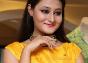 Nilofer Sexy Navel Hot Yellow Dress Pics photo 34
