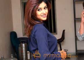 Oviya Helen Latest Stills photo 5