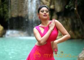 Oviya Helen Sizzling Stills photo 12