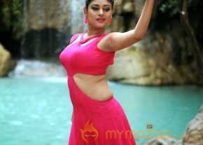 Oviya Helen Sizzling Stills photo 13