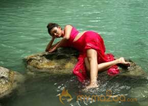 Oviya Helen Sizzling Stills photo 5