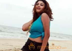 Oviya Helen Sizzling Stills photo 6