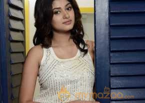 Oviya Helen Sizzling Stills photo 18