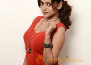 Oviya Helen Sizzling Stills photo 8