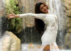 Oviya Helen Sizzling Stills photo 19