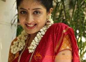 Poonam Kaur Beautiful Saree Stills photo 4