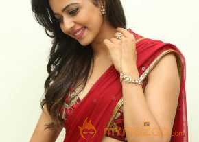 Rakul Preet Singh Red Saree Pics photo 4